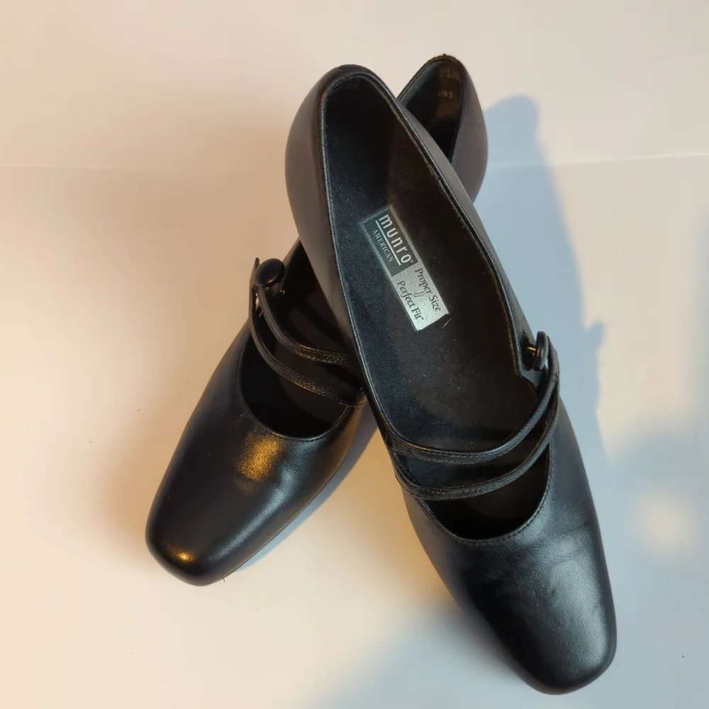 Munro black Mary Jane pumps size 7N (narrow)